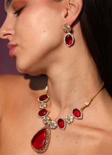 طقم هندي أنيق بتصميم فاخر عقد تشوكر بحجر احمر بارز...