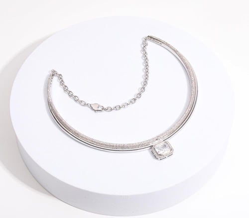 عقد فاخر بتصميم أنيق يمنح الإطلالة حضورًا مميزًا،...