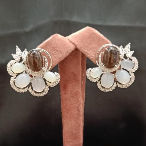 اقراط اذن فاخرة باللون الفضي ومزينة بالاحجار الطبي...