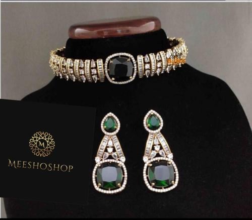 طقم هندي عبارة عن عقد واقراط اذن