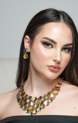 عقد باللونين الفضي والذهبي مطلي بتصميم يجمع بين ال...