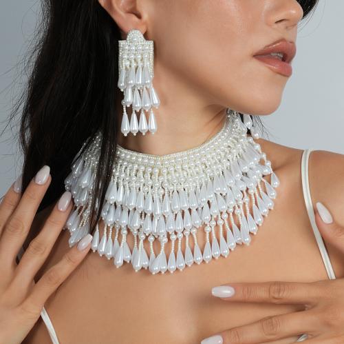 طقم عبارة عن عقد واقراط اذن من الخرز باللون الابيض