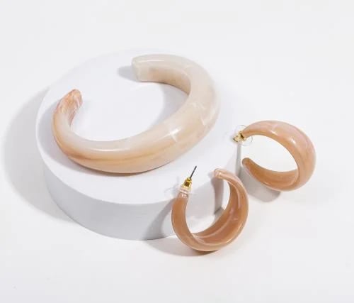 A set consisting of a bracelet and summer earrings.