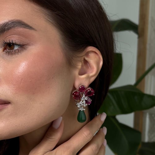 اقراط اذن فاخرة باللون الفضي ومزينة بالاحجار الطبي...