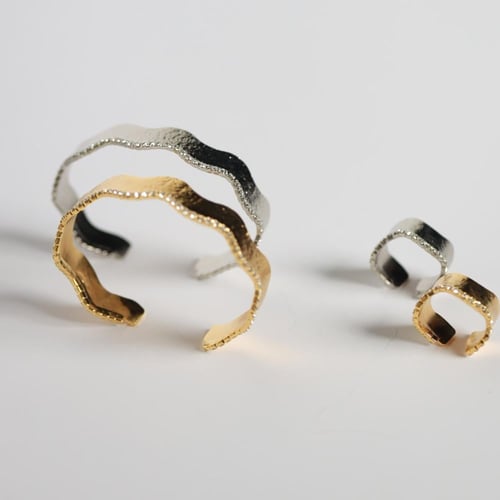 خاتم مطلي بتصميم متموج ومزين بالزركون