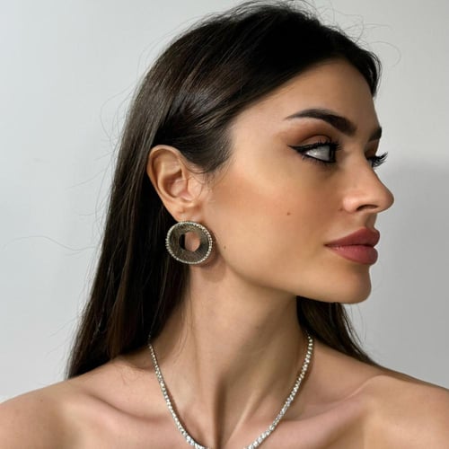 اقراط اذن باللون الفضي مطليه ومزينه بالزركون العال...