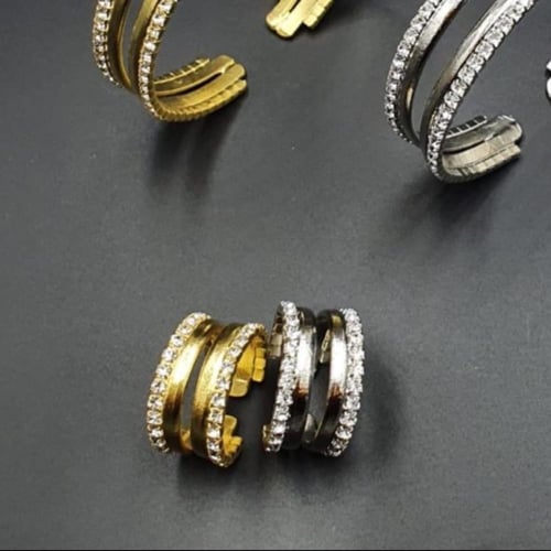 خاتم مطلي بتصميم مميز ومزين بالزركون