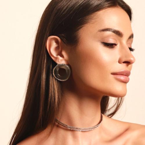 اقراط اذن باللون الفضي مطليه ومزينه بالزركون العال...