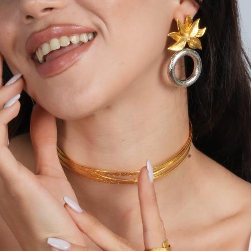 اقراط اذن فضي وذهبي