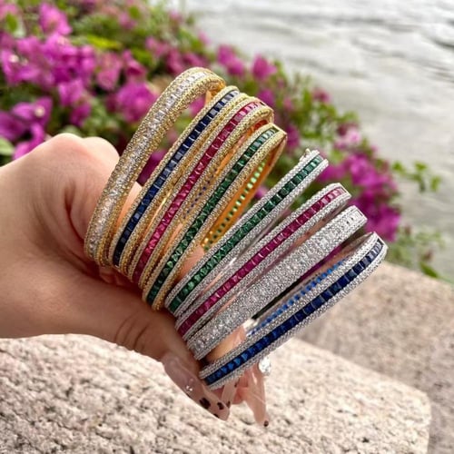 أساور سيلفر مطلية بالذهب مرصعة بزركون فاخر، تعكس أ...