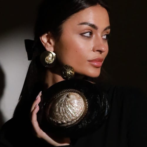 حقيبة يد باللون الاسود مزينه بالصدف