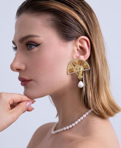 اقراط اذن مطليه بتصميم مميز