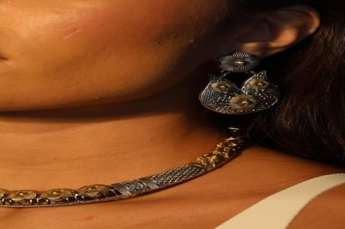 طقم بتصميم معتّق فاخر ومزيج الذهبي والفضي، يلفت من...