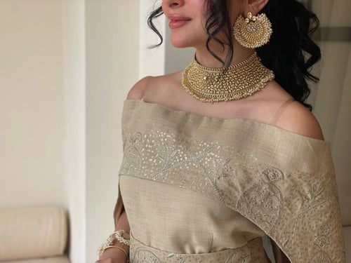 طقم هندي عبارة عن عقد واقراط اذن