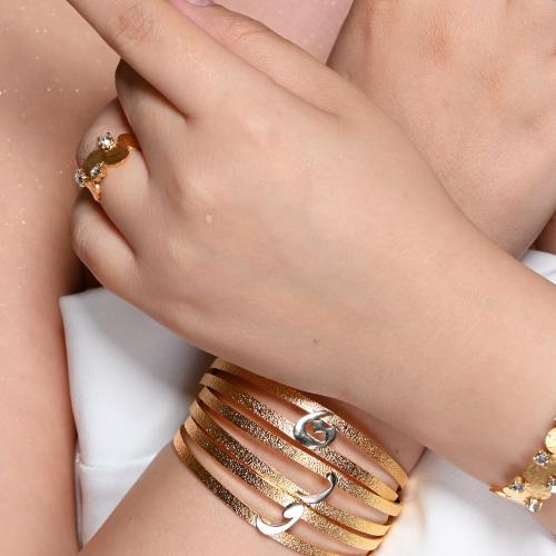 اسوارة مطلية ذهب بحروف عربية