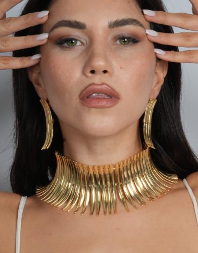 عقد شوكر مطلي بتصميم مميز