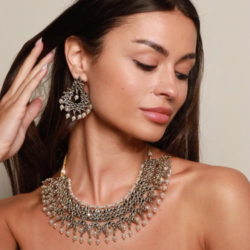 طقم هندي عبارة عن عقد واقراط اذن