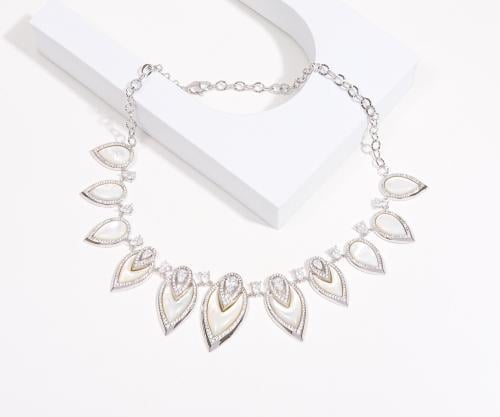 طقم أنيق بتصميم انسيابي فاخر، تتدلى منه وحدات بشكل...