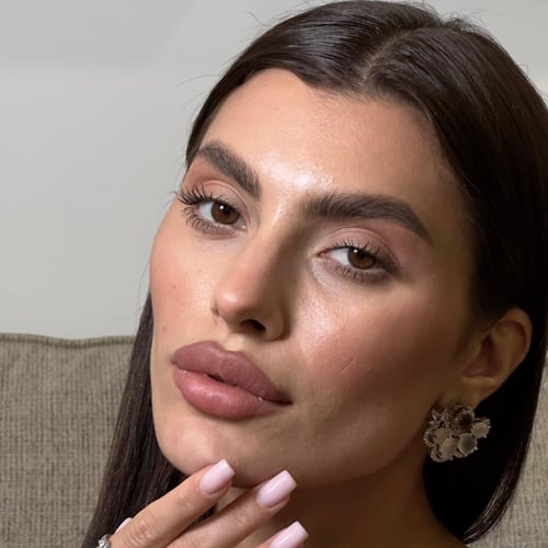 اقراط اذن فاخرة باللون الفضي ومزينة بالاحجار الطبي...