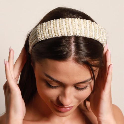 طوق شعر مشغول بالشك اليدوي