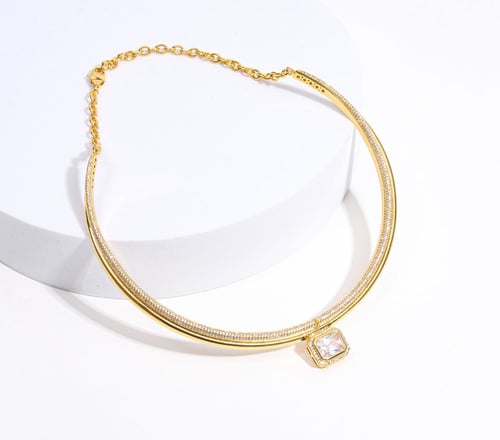 عقد فاخر بتصميم أنيق يمنح الإطلالة حضورًا مميزًا،...