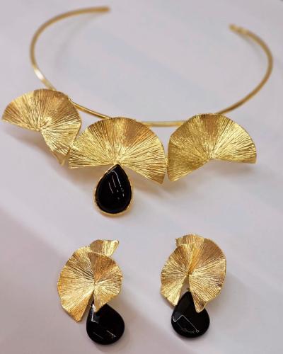 طقم فخم عبارة عن عقد واقراط اذن مع الاحجار الطبيعي...