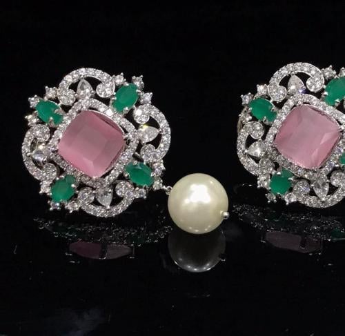 اقراط اذن فاخرة باللون الفضي ومزينة بالاحجار الطبي...