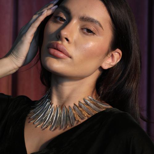 عقد مطلي باللونين الفضي والذهي