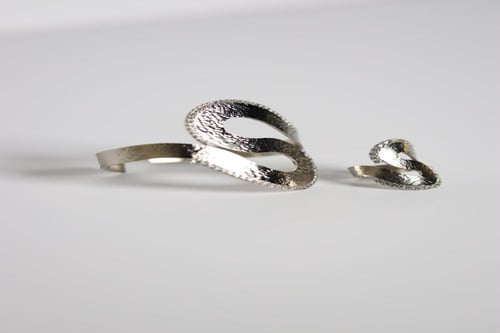 اساور مطليه ذهب بتصميم مميز مع كريسال عالي الجوده