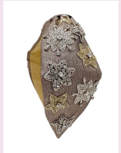 طوق شعر مشغول بالشك اليدوي