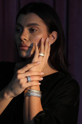 أساور مطلية بتصميم مائل للمستطيل، مزخرفة بجوانب شب...