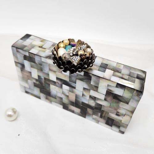 حقيبة يد من الصدف والاحجار