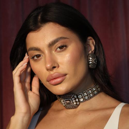 طقم هندي عباره عن عقد واقراط اذن