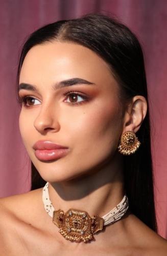 طقم هندي عبارة عن عقد واقراط اذن