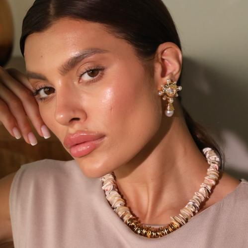 عقد رائع مصنوع يدويا من الصدف الطبيعي