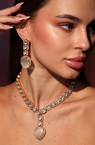 طقم هندي أنيق بتصميم فاخر عقد تشوكر بحجر بارز مع أ...