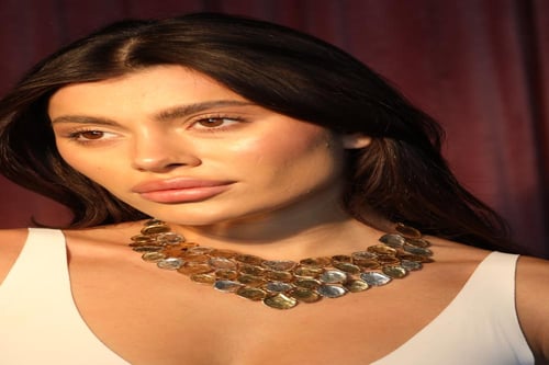 عقد باللونين الفضي والذهبي مطلي بتصميم يجمع بين ال...