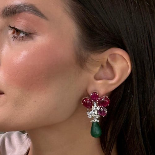 اقراط اذن فاخرة باللون الفضي ومزينة بالاحجار الطبي...