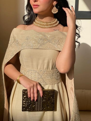 طقم هندي عبارة عن عقد واقراط اذن