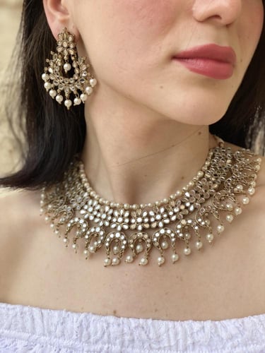 طقم هندي عبارة عن عقد واقراط اذن