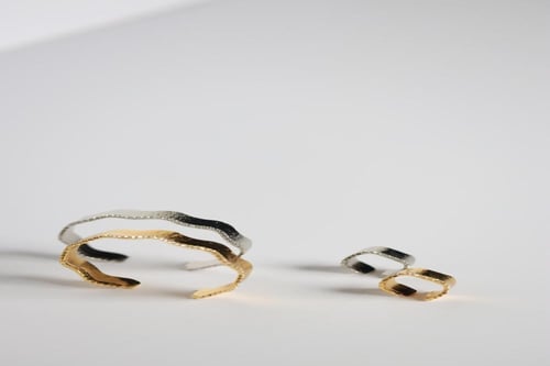 اساور مطليه بتصميم انيق مع كريسال عالي الجوده