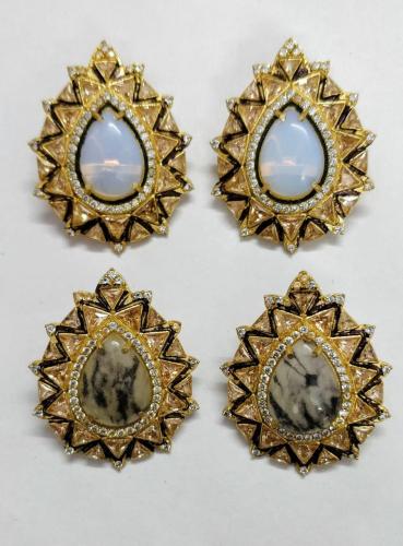 اقراط اذن فاخرة مطلية ومزينه بالزركون والحجر الطبي...