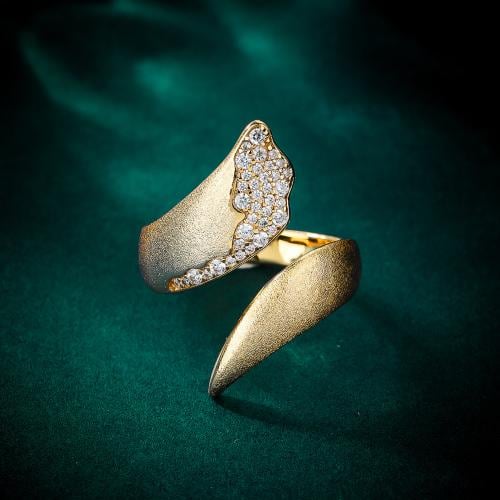 خاتم مطلي بالذهب ومرصع بالزركون العالي بتصميم مميز