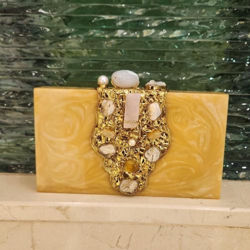 حقيبة يد مزينه بالأحجار الطبيعية