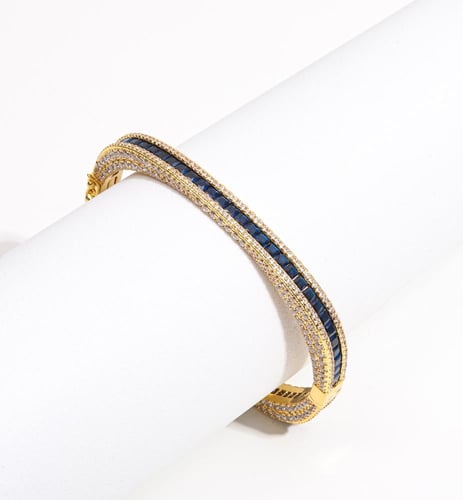 أساور مطلية بالذهب مرصعة بزركون فاخر، تعكس أناقة خ...