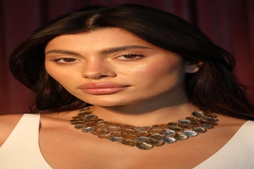 عقد باللونين الفضي والذهبي مطلي بتصميم يجمع بين ال...