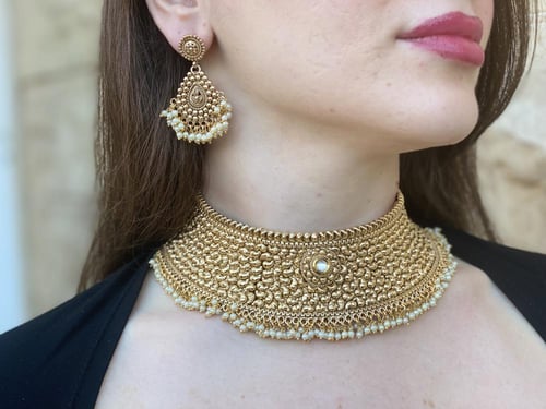 طقم هندي عبارة عن عقد واقراط اذن