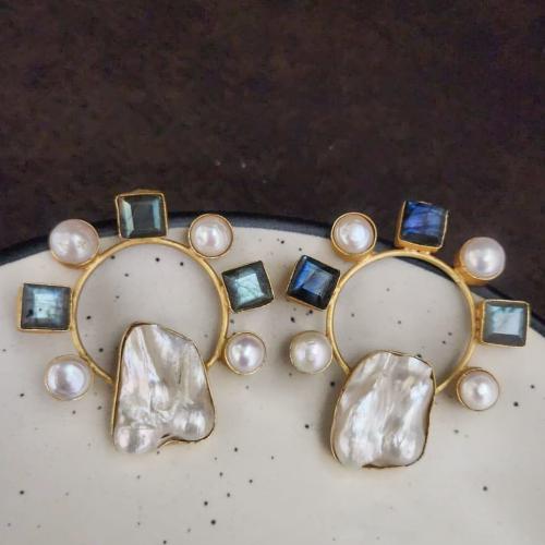 اقراط اذن مطلية ومزينه باللؤلؤ الزراعي والكريستال