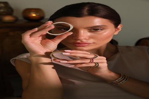 أساور مطلية بالذهب مرصعة بزركون فاخر، تعكس أناقة خ...