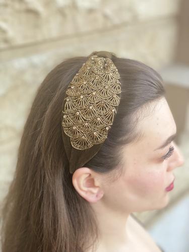 طوق شعر مشغول بالشك اليدوي